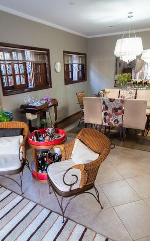Casa à venda com 284m², 3 quartos e 4 vagas Casa à venda com 284m², 3 quartos e 4 vagasCopa