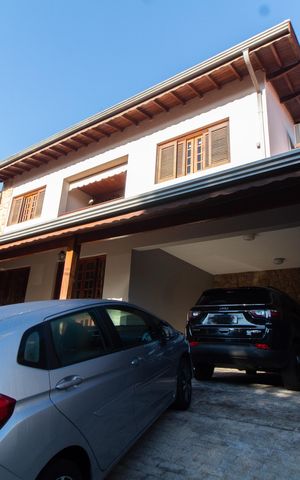 Casa à venda com 284m², 3 quartos e 4 vagas Casa à venda com 284m², 3 quartos e 4 vagasFachada