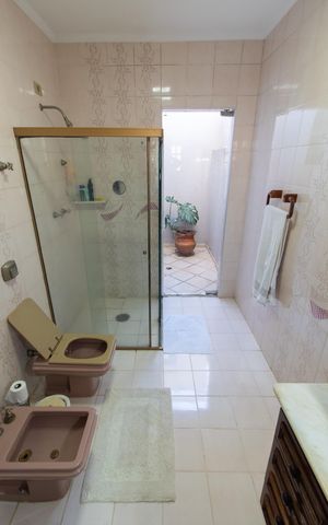 Casa à venda com 284m², 3 quartos e 4 vagas Casa à venda com 284m², 3 quartos e 4 vagasBanheiro da Suíte 2