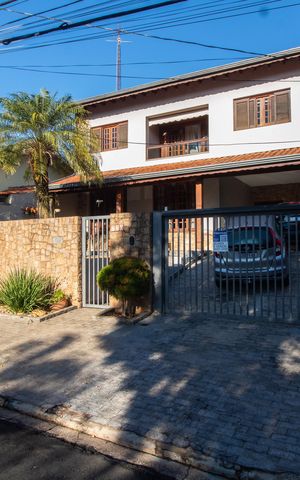 Casa à venda com 284m², 3 quartos e 4 vagas Casa à venda com 284m², 3 quartos e 4 vagasFachada