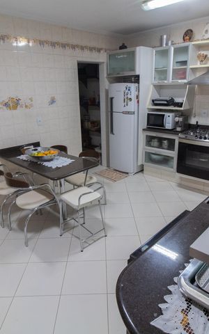 Casa à venda com 284m², 3 quartos e 4 vagas Casa à venda com 284m², 3 quartos e 4 vagasCozinha