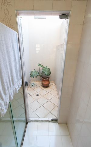 Casa à venda com 284m², 3 quartos e 4 vagas Casa à venda com 284m², 3 quartos e 4 vagasBanheiro da Suíte 2