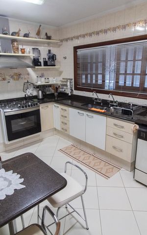Casa à venda com 284m², 3 quartos e 4 vagas Casa à venda com 284m², 3 quartos e 4 vagasCozinha