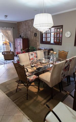 Casa à venda com 284m², 3 quartos e 4 vagas Casa à venda com 284m², 3 quartos e 4 vagasCopa
