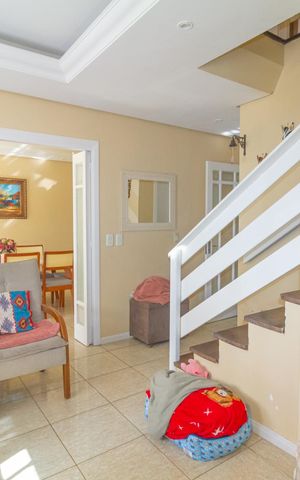 Casa à venda com 211m², 4 quartos e 2 vagas Casa à venda com 211m², 4 quartos e 2 vagasSala