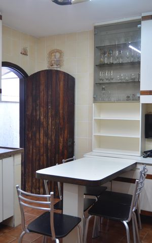 Casa à venda com 243m², 6 quartos e 4 vagasCozinha