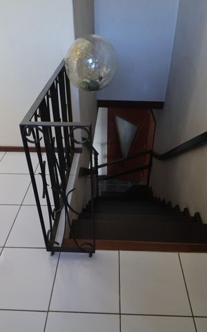 Casa à venda com 173m², 6 quartos e 3 vagasEscada