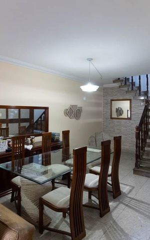 Casa à venda com 180m², 4 quartos e 1 vaga Casa à venda com 180m², 4 quartos e 1 vagaSala