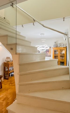 Casa à venda com 144m², 3 quartos e 2 vagas Casa à venda com 144m², 3 quartos e 2 vagasEscada