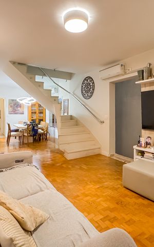 Casa à venda com 144m², 3 quartos e 2 vagas Casa à venda com 144m², 3 quartos e 2 vagasSala de Estar