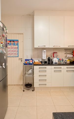 Casa à venda com 144m², 3 quartos e 2 vagas Casa à venda com 144m², 3 quartos e 2 vagasCozinha