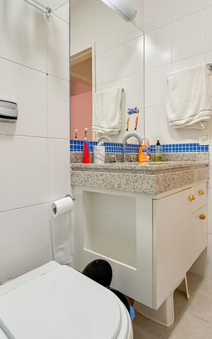 Casa à venda com 144m², 3 quartos e 2 vagas Casa à venda com 144m², 3 quartos e 2 vagasBanheiro Corredor