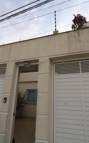 Casa à venda com 300m², 4 quartos e 3 vagasFachada