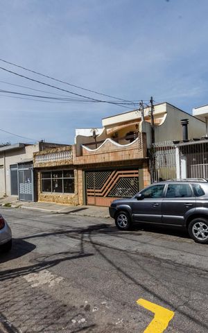 Casa à venda com 140m², 3 quartos e 2 vagas Casa à venda com 140m², 3 quartos e 2 vagasFachada