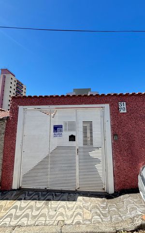 Casa para alugar com 116m², 2 quartos e 1 vaga Casa para alugar com 116m², 2 quartos e 1 vagaFachada