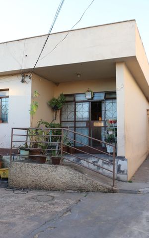 Casa à venda com 420m², 4 quartos e 7 vagasFachada