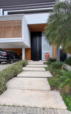 Casa à venda com 850m², 5 quartos e 6 vagas Casa à venda com 850m², 5 quartos e 6 vagasFachada