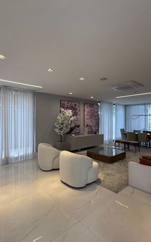 Casa à venda com 850m², 5 quartos e 6 vagas Casa à venda com 850m², 5 quartos e 6 vagasSala