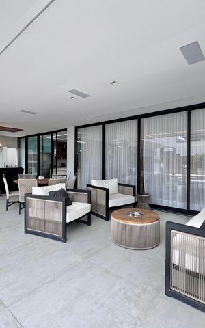Casa à venda com 850m², 5 quartos e 6 vagas Casa à venda com 850m², 5 quartos e 6 vagasÁrea externa