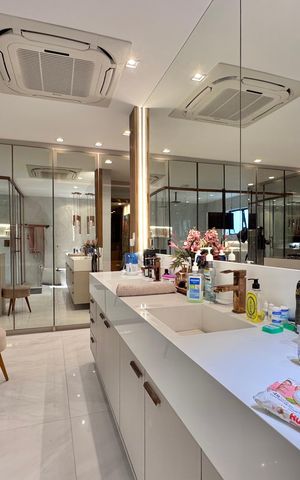 Casa à venda com 850m², 5 quartos e 6 vagas Casa à venda com 850m², 5 quartos e 6 vagasSuíte 1 - Banheiro