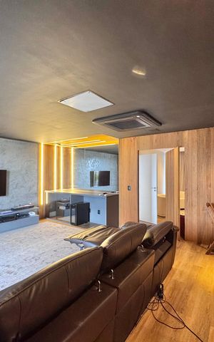 Casa à venda com 850m², 5 quartos e 6 vagas Casa à venda com 850m², 5 quartos e 6 vagasSala de TV