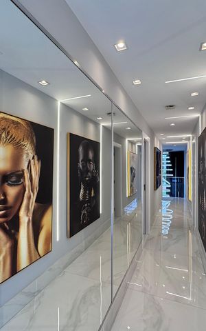 Casa à venda com 850m², 5 quartos e 6 vagas Casa à venda com 850m², 5 quartos e 6 vagasCorredor