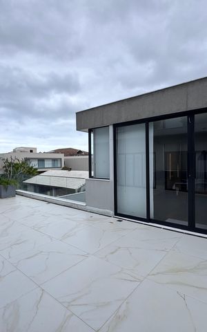 Casa à venda com 850m², 5 quartos e 6 vagas Casa à venda com 850m², 5 quartos e 6 vagasTerraço