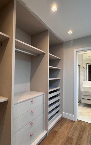 Casa à venda com 850m², 5 quartos e 6 vagas Casa à venda com 850m², 5 quartos e 6 vagasSuíte 2 - Closet