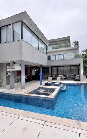 Casa à venda com 850m², 5 quartos e 6 vagas Casa à venda com 850m², 5 quartos e 6 vagasÁrea externa