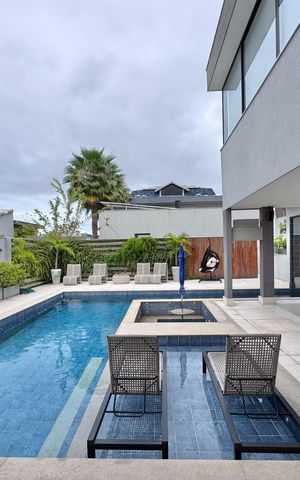 Casa à venda com 850m², 5 quartos e 6 vagas Casa à venda com 850m², 5 quartos e 6 vagasÁrea externa