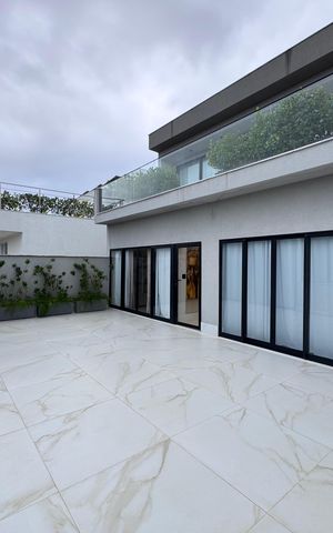 Casa à venda com 850m², 5 quartos e 6 vagas Casa à venda com 850m², 5 quartos e 6 vagasTerraço