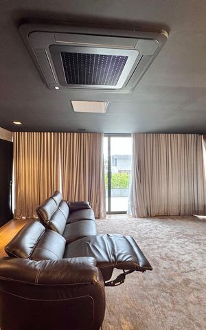 Casa à venda com 850m², 5 quartos e 6 vagas Casa à venda com 850m², 5 quartos e 6 vagasSala de TV