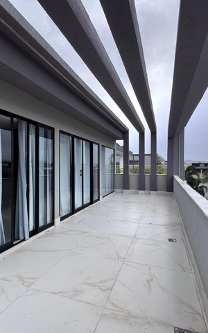 Casa à venda com 850m², 5 quartos e 6 vagas Casa à venda com 850m², 5 quartos e 6 vagasTerraço