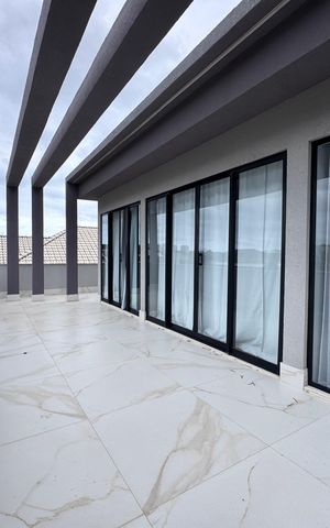 Casa à venda com 850m², 5 quartos e 6 vagas Casa à venda com 850m², 5 quartos e 6 vagasTerraço