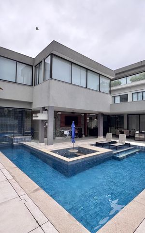 Casa à venda com 850m², 5 quartos e 6 vagas Casa à venda com 850m², 5 quartos e 6 vagasÁrea externa