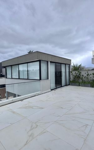 Casa à venda com 850m², 5 quartos e 6 vagas Casa à venda com 850m², 5 quartos e 6 vagasTerraço