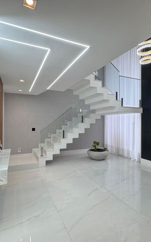 Casa à venda com 850m², 5 quartos e 6 vagas Casa à venda com 850m², 5 quartos e 6 vagasSala