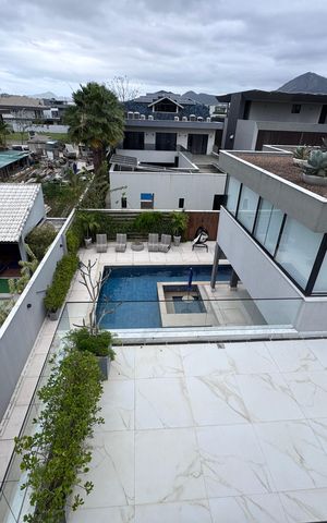 Casa à venda com 850m², 5 quartos e 6 vagas Casa à venda com 850m², 5 quartos e 6 vagasTerraço - Vista