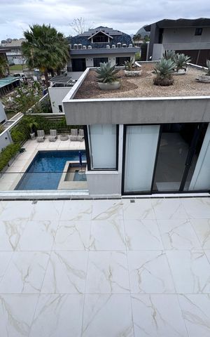 Casa à venda com 850m², 5 quartos e 6 vagas Casa à venda com 850m², 5 quartos e 6 vagasTerraço