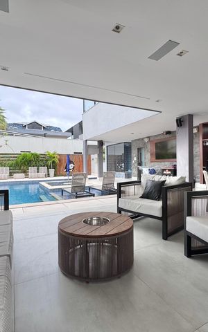 Casa à venda com 850m², 5 quartos e 6 vagas Casa à venda com 850m², 5 quartos e 6 vagasÁrea externa