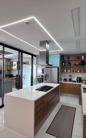 Casa à venda com 850m², 5 quartos e 6 vagas Casa à venda com 850m², 5 quartos e 6 vagasCozinha