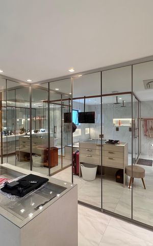 Casa à venda com 850m², 5 quartos e 6 vagas Casa à venda com 850m², 5 quartos e 6 vagasSuíte 1 - Banheiro