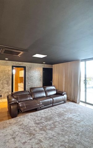 Casa à venda com 850m², 5 quartos e 6 vagas Casa à venda com 850m², 5 quartos e 6 vagasSala de TV
