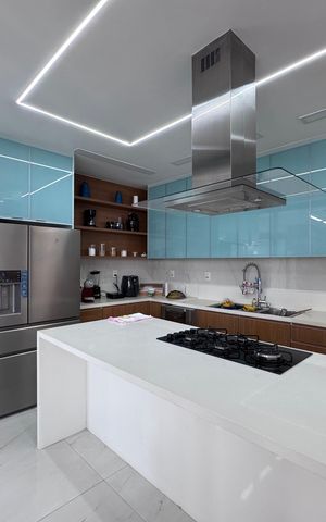 Casa à venda com 850m², 5 quartos e 6 vagas Casa à venda com 850m², 5 quartos e 6 vagasCozinha