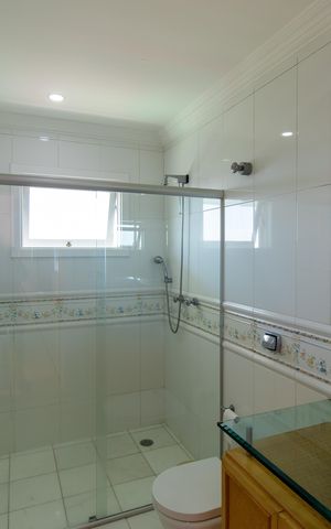 Casa de condomínio para alugar com 850m², 5 quartos e 5 vagas Casa de condomínio para alugar com 850m², 5 quartos e 5 vagasBanheiro da Suíte 4