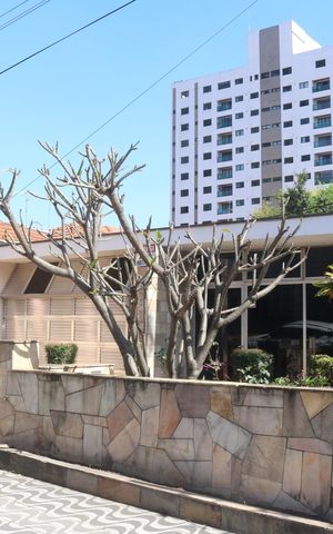 Casa à venda com 350m², 4 quartos e 4 vagasFachada