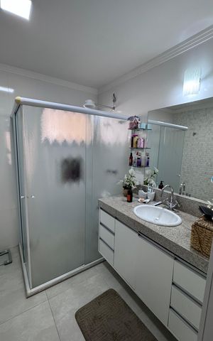 Casa de condomínio à venda com 311m², 4 quartos e 5 vagasBanheiro da Suíte 2