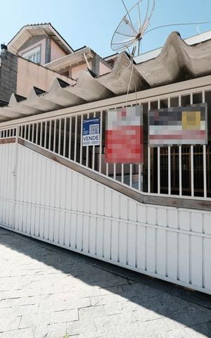 Casa à venda com 250m², 4 quartos e 4 vagasFachada