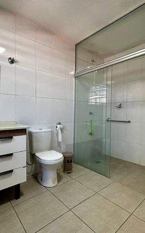 Casa à venda com 500m², 6 quartos e 3 vagas Casa à venda com 500m², 6 quartos e 3 vagasBanheiro da Suíte 1