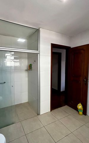 Casa à venda com 500m², 6 quartos e 3 vagas Casa à venda com 500m², 6 quartos e 3 vagasBanheiro da Suíte 1